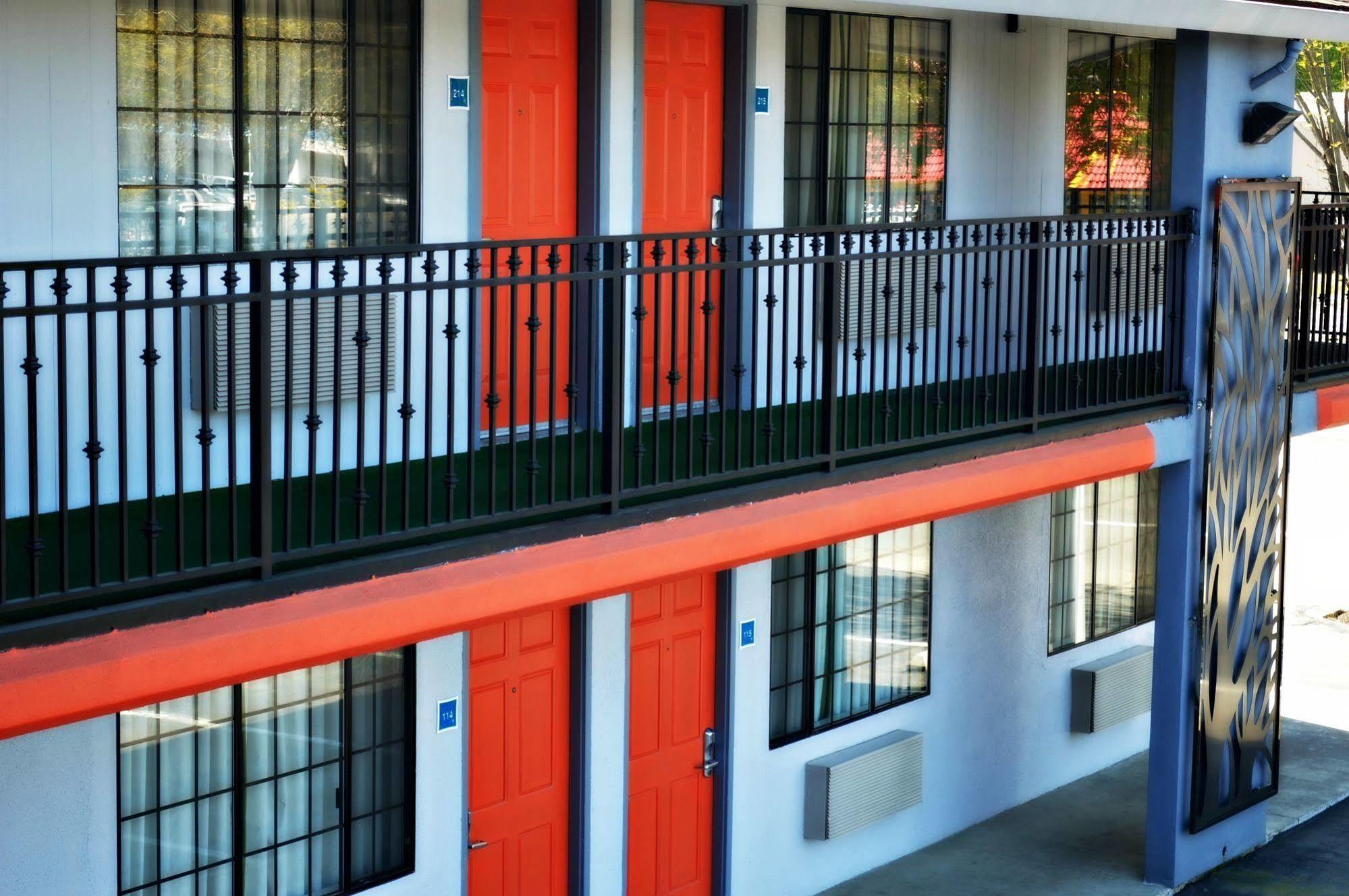 Journey Inn Woodland Bagian luar foto