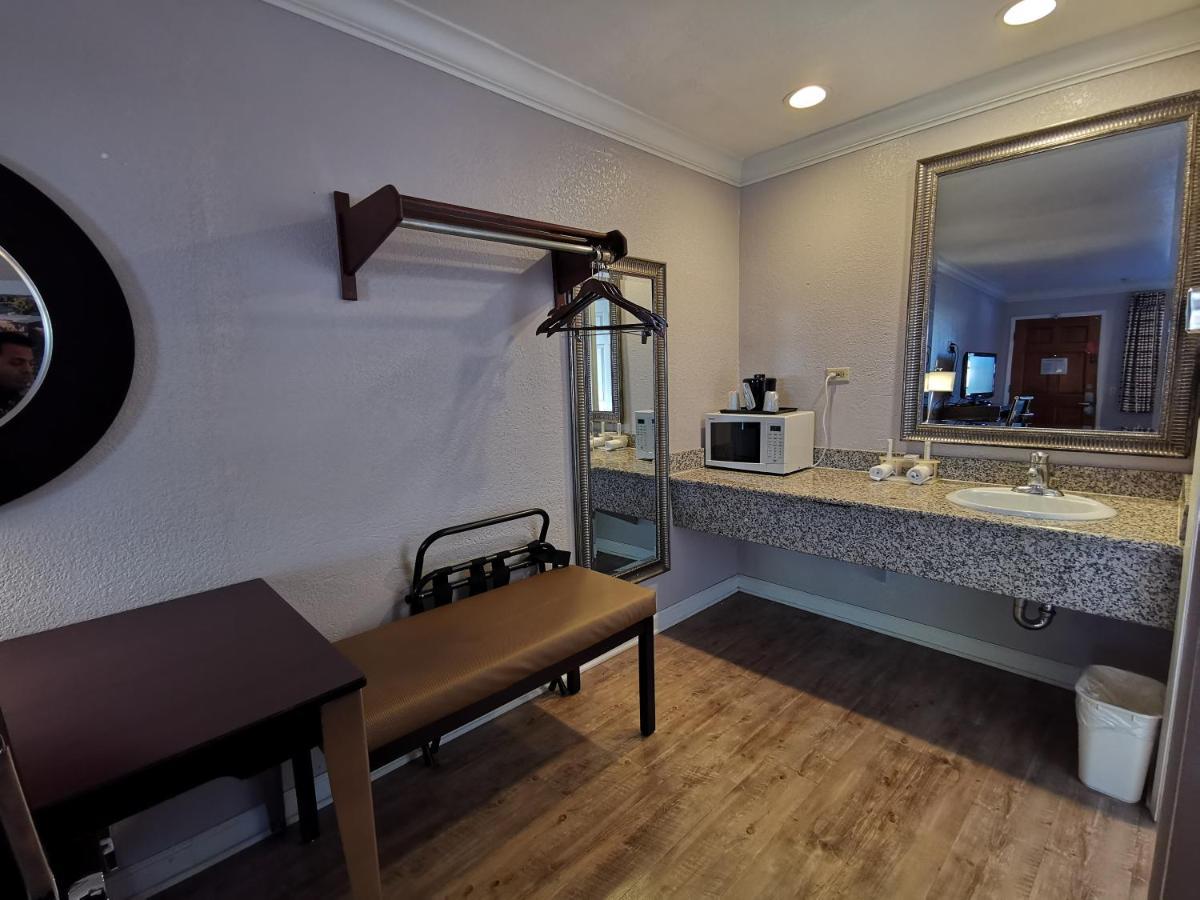 Journey Inn Woodland Bagian luar foto